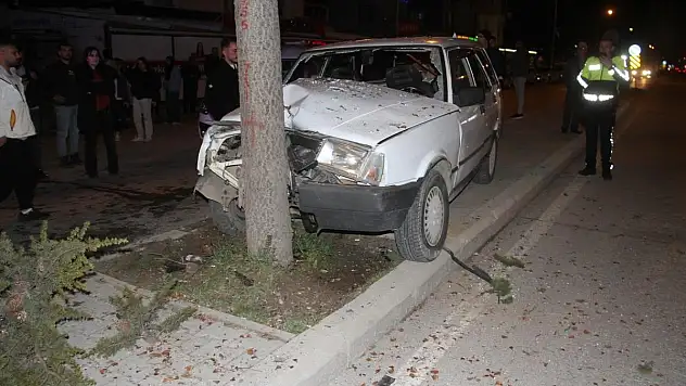 Otomobil ağaca çarptı: 6 yaralı
