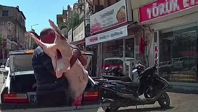 Otomobil bagajında et taşıdılar! Görüntüler hijyen nerede dedirtti!