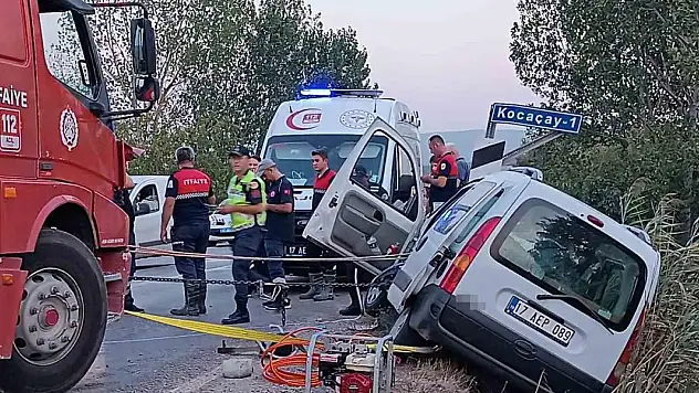 Otomobil bariyerlere ok gibi saplandı: 1 ölü, 1 yaralı