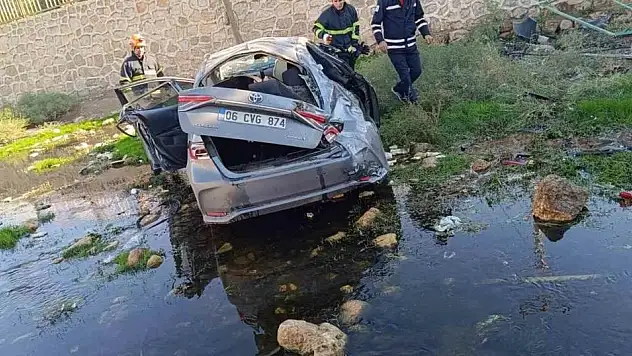 Otomobil dere yatağına devrildi: 1 ölü, 2 yaralı