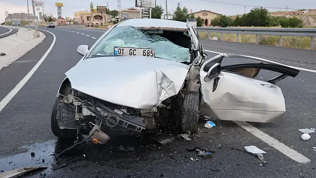 Otomobil direğe çarptı: 1 çocuk ölü, 3 yaralı!