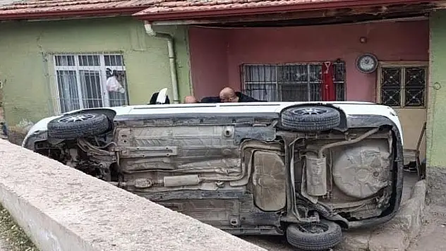 Otomobil evin bahçesine devrildi: 1 yaralı