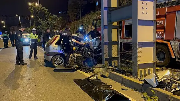 Otomobil hurda yığınına döndü: 2 ölü