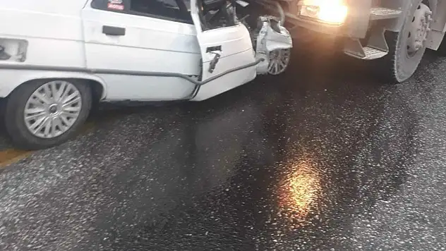 Otomobil ile kamyon kafa kafaya çarpıştı: 1 ölü, 1 yaralı