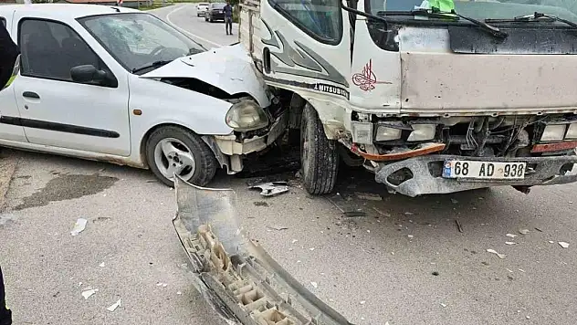 Otomobil ile kamyonetin çarpışma anı kamerada