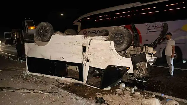 Otomobil ile minibüs kafa kafaya çarpıştı: 2'si ağır 5 yaralı