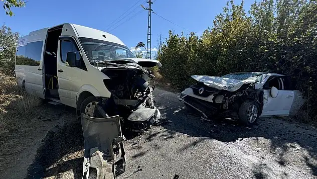 Otomobil ile öğrenci servisi çarpıştı: 2'si ağır 4 yaralı
