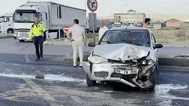 Otomobil ile tır çarpıştı: 3 yaralı