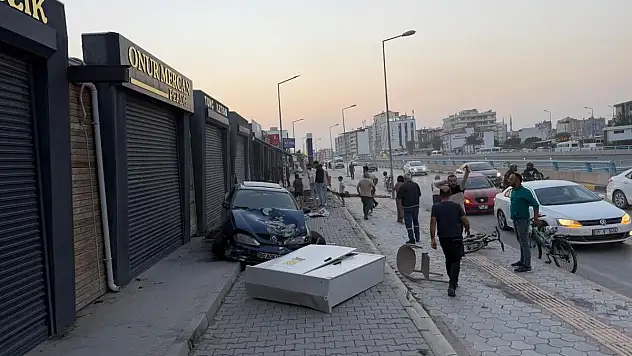 Otomobil kaldırıma çıktı!1 çocuk öldü