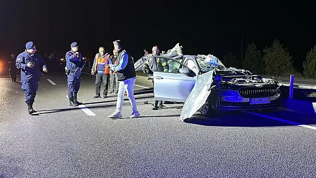 Otomobil, kavşakta bekleyen kamyona çarptı 1 ölü, 1 yaralı