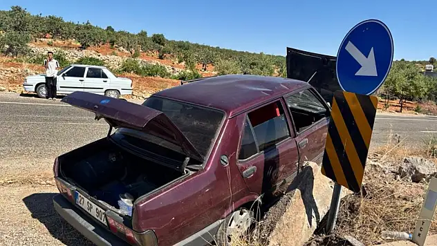 Otomobil kontrolden çıkarak refüje çarptı: 3 yaralı