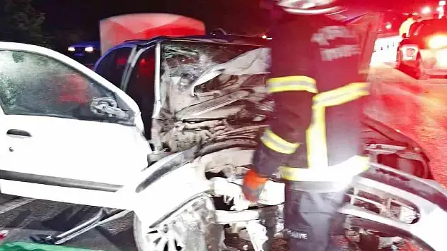 Otomobil, Kum yüklü traktöre çarptı:1 ölü, 5 yaralı