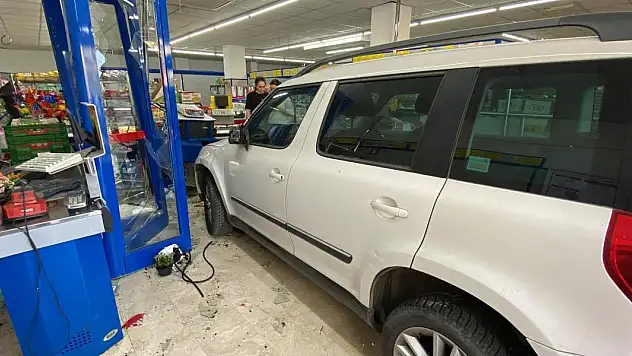 Otomobil markete daldı, vatandaş çekiliş var sandı
