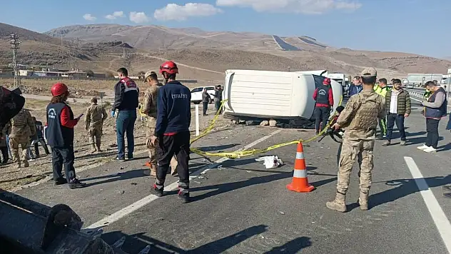 Otomobil minibüsle çarpıştı: 1 ölü, 2 ağır yaralı