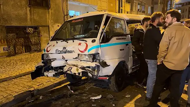 Otomobil park halindeki araçlara çarptı: 2 yaralı