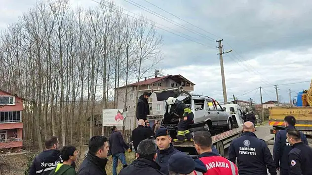 Otomobil Terme Çayı'na uçtu: 1 ölü
