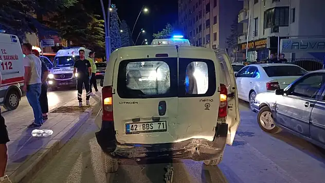 Otomobil ticari araca çarptı: 5 yaralı