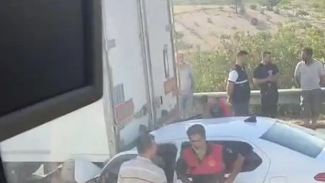Otomobil tıra arkadan çarptı: 1 ölü, 1 yaralı