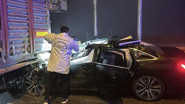 Otomobil tıra girdi, 4 kişi öldü!