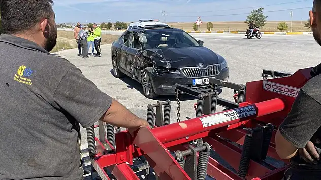 Otomobil, traktöre bağlı tarım aletine çarptı