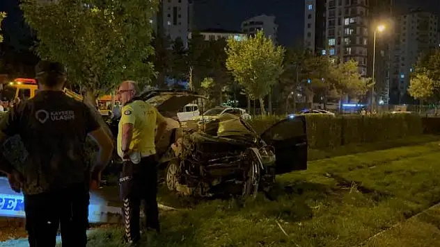 Otomobil tramvay yoluna girdi: 1 ölü!