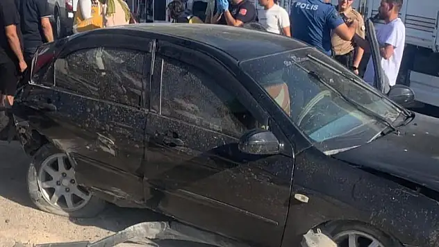 Otomobil ve tır birbirine girdi! 3 kişi yaralandı!