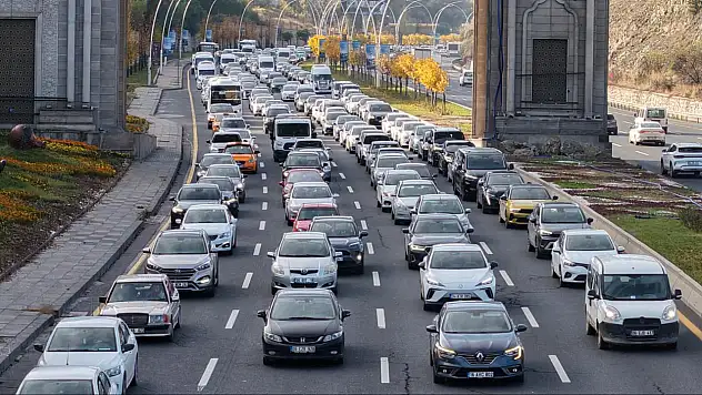 Otomobilde en çok tercih edilen renkler gri ve beyaz oldu