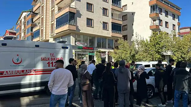 Otomobilin çarptığı 2 öğrenci yaralandı
