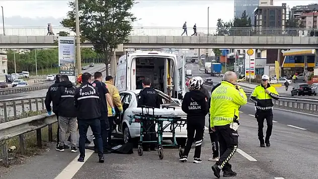 Otomobilin otobüse ve refüje çarptığı kazada 1 kişi öldü, 4 kişi yaralandı