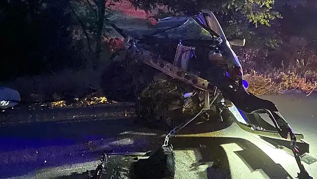Otomobilin tıra çarptığı kazada 4 kişi öldü!