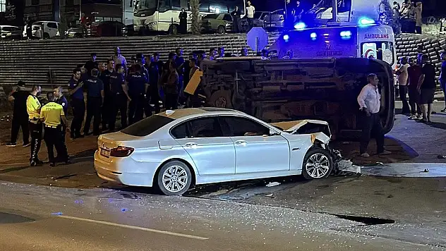 Otomobille çarpışan minibüs devrildi: 9 yaralı