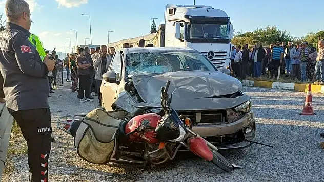 Otomobille çarpışan motosiklet sürücüsü öldü