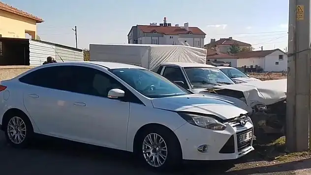 Otomobille kamyonet çarpıştı, 6 kişi yaralandı