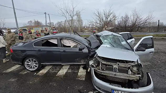Otomobiller birbirine girdi! 2 ölü, 4 yaralı var