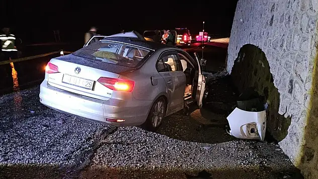 Otomobiller çarpıştı: 1 ölü, 2 yaralı