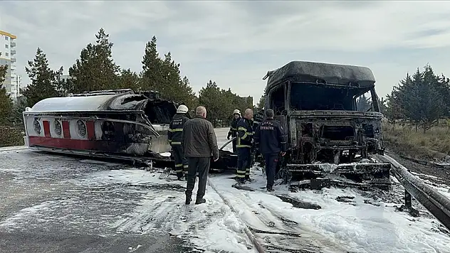 Otoyolda devrilen akaryakıt tankerinde yangın çıktı
