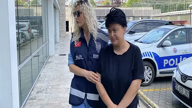 Öz Annesini 11 Yerinden Bıçakladı!