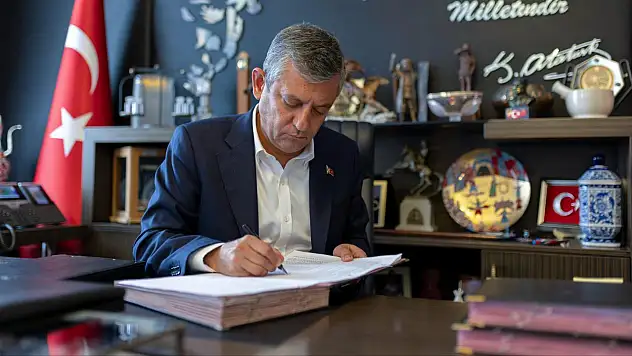 Özgür Özel ve 90 vekil CHP'den istifa etti