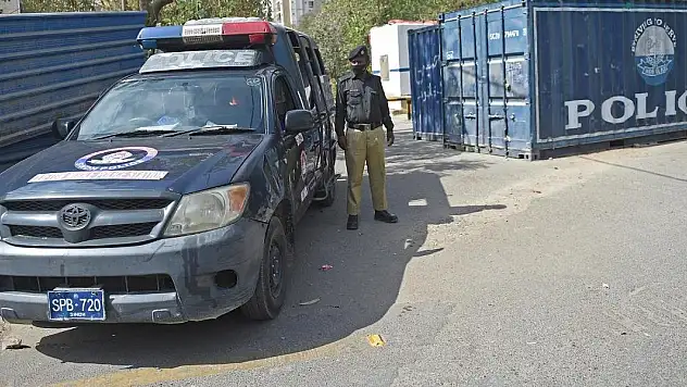 Pakistan'da bombalı saldırıda 3 polis öldü, 19 kişi yaralandı