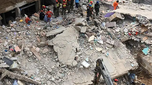Pakistan'da çöken 5 katlı binada ölü sayısı 16'ya çıktı