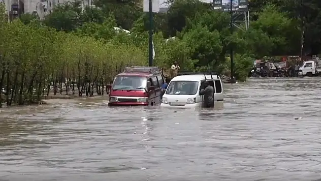 Pakistan'da muson yağmurlarının neden olduğu sellerde 14 kişi öldü