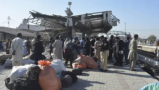 Pakistan'da tren istasyonunda patlama: En az 26 ölü