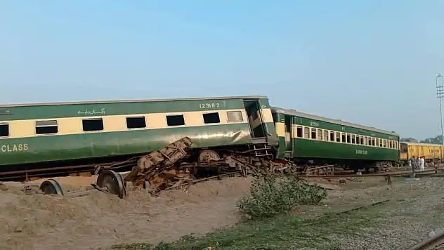 Pakistan'da tren kazası: 1 ölü, 24 yaralı