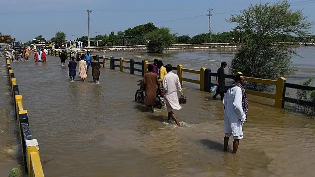 Pakistan'daki sellerde son 24 saatte 28 kişi hayatını kaybetti, 90 kişi yaralandı