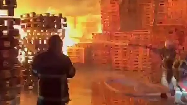 Palet fabrikasında yangın