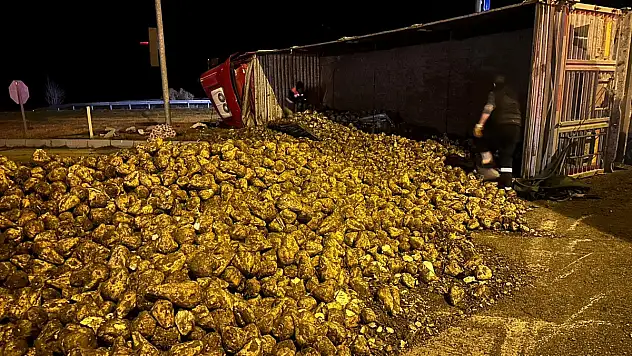 Pancar yüklü tır devrildi: 3 yaralı