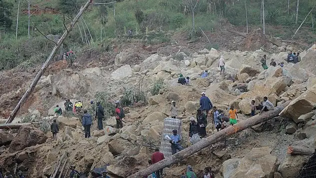 Papua Yeni Gine'de 2 bin kişi toprak altında kaldı
