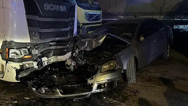 Park halindeki araçlara çarpan otomobildeki 4 kişi ağır yaralandı