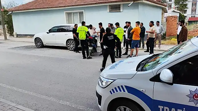 Park halindeki cipe çarpan motosikletli yaralandı