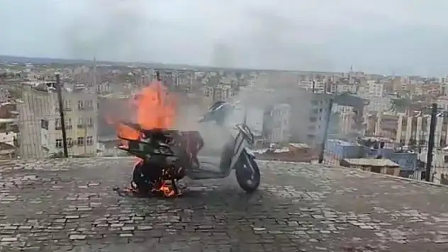 Park halindeki motosiklet alev alev yandı